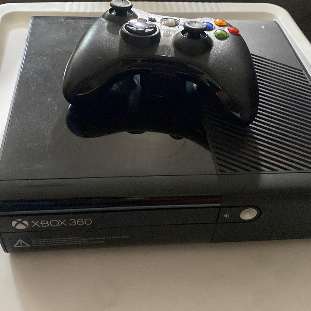 xbox 360 used twice all wires included